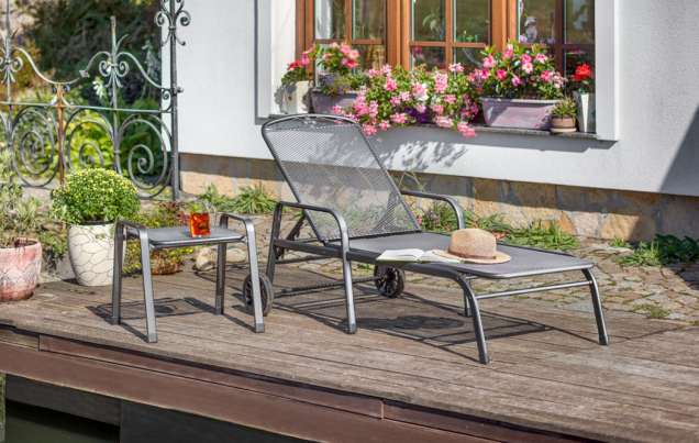 Polohovací lehátko z řady zahradního nábytku z tahokovu Savoy má pevný výplet s oky ve tvaru kosočtverce a je v horní části opěradla zdobeno elegantním ornamentem. Praktická podnožka ze stejné řady je vybavena dvěma madly pro snadný přesun i případné stohování a může sloužit také jako odkládací stolek. (Zdroj: Mountfield)