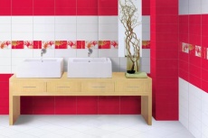 Obklad ze série Beauty Line od firmy Dado Ceramica, rudý Scarlet a bílý Spuma (oba 12,5 x 33,3 cm), cena 1 308 a 962 Kč/metr čtvereční, dekor Smak (dtto), cena 271 Kč/ks, dlažba (25 x 25 cm), cena 863 Kč/metr čtvereční (KOMORNÍK)