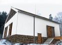 Posuvné dřevěné okenice zapadají do venkovské architektury