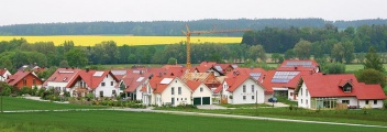 Individualita a využití solárních systémů jsou typickými prvky řady novodobých ekologických projektů v Německu. Dokládá to příklad sídliště nízkoenergetických a pasivních domů v bavorském Schalkhamu. Skupina individuálně řešených rodinných domů zde vyrsotla na zelené louce již v roce 2000