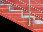 Schodiště s povrchovou úpravou keramickými obkladovými pásky. Stupnice a podstupnice jsou opatřeny kamennými deskami