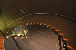 Vestavná zemní svítidla EYEleds nabízená ve čtvercovém nebo kulatém provedení, průměr 45 mm, možno v barvách bílá, modrá, amber nebo barevná programovatelná, zdroj osvětlení LED diody, k dostání v kompletních prokabelovaných setech po 3, 5, 8 a 20 kusech nebo samostatně, cena 1 svítidla 1 594 Kč, VERNO LIGHT