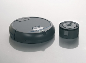 iRobot Scooba 390 (zleva) a iRobot Scooba 230.