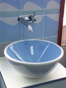 Umyvadlo ve tvaru mísy (VILLEROY & BOCH), cena 12 635 Kč, je osazeno baterií Dor (V & B), cena 19 012 Kč