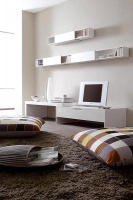 Mobilní souprava stolků na TV a hi-fi systém z programu Pele-Mele (Ligne Roset), design Bernard Moise, 116/122 x 60 x v. 38,5 cm, cena 39 290 Kč, polička Boite stojí 14 000 Kč, LIGNE ROSET