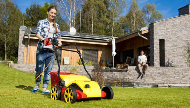 Vertikutace představuje jeden z nejefektivnějších způsobů, jak „opravit“ trávník po náročné sezóně. (FOTO: WOLF-Garten)