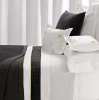 Kolekce ložn&iacute;ho pr&aacute;dla Divine Dots-Canary, povlak na přikr&yacute;vku, cena cca 3 000 Kč, povlak pol&scaron;t&aacute;ře přijde na cca 1 400 Kč