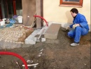 Po usazení už jen zhruba "zamáznete" viditelné plochy betonu zednickou lžící a necháte v klidu zrát. Pokud by bylo moc teplo a sucho, je dobré občas beton polít vodou pro lepší vyzrávání