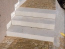 I k betonovým schodům se velmi dobře hodí přírodní dlažba