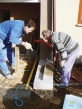 Kusem dřevěného hranolu tlučete na správném místě tak dlouho, až má správnou polohu. Poklepem v sypkém betonu se sníží schod v rozmezí několika centimetrů