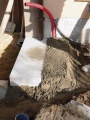 Beton upravíme do "figury" tak, aby opět přesahoval spodní schod o cca 2-3 cm. Při tlučení dejte pozor, aby beton nezapadl do škvíry mezi oběma stupni - kusy by pak k sobě nepřiléhaly dokonale