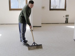 Samonivelační anhydritový potěr je pochozí již po 24 hodinách, po stejné době také ještě zbývá seškrábnout slinutý povlak (LITÉ PODLAHY)