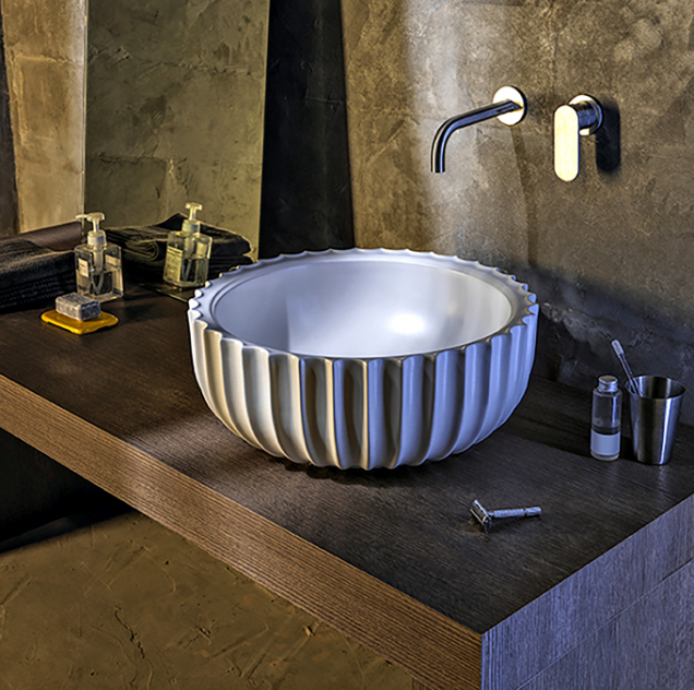 Settecento, exkluzivní solitér inspirovaný sochařstvím a architekturou období baroka, se stane perlou každé koupelny. Pro firmu Ceramica Flaminia navrhl slavný architekt Giulio Cappellini.