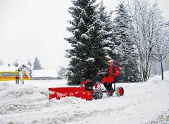 Čerstvě napadaný sníh do 15 cm a ulehlý sníh do 10 cm lze z příjezdových cest a nádvoří odklízet v sedě na kompletu malotraktoru Vari IV