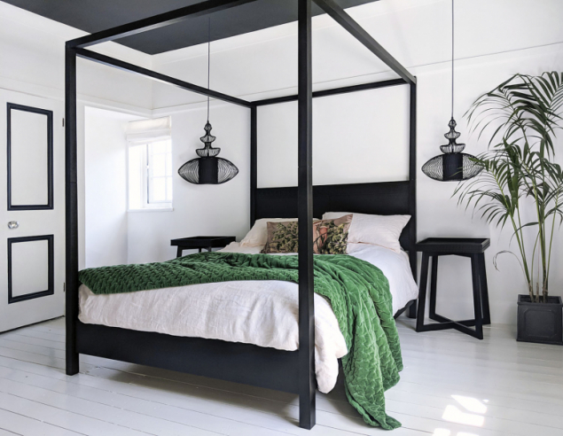 Závěsné lampy u lůžka jsou méně častým, zato však aktuálně velmi moderním řešením. Foto: The French Bedroom Co