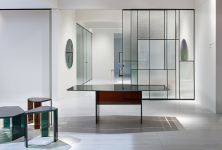 Italský designér Piero Lissoni se při návrhu posuvného systému Sherazade Patchwork inspiroval barevnými vitrážemi starých katedrál. Výplň je z kaleného skla tl. 6 mm nebo dvojitá 3 + 3 mm, ve skládání barevných sestav se fantazii meze nekladou. Také povrchovou úpravu rámů si lze vybírat z 5 provedení od eloxovaného po různé laky. Více na www.glasitalia.com