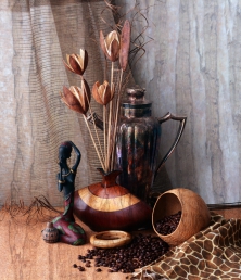 Své místo si najde i etnická keramika, obrazy a exotická zeleň v podobě kaktusů, orchidejí, palem či banánovníků.