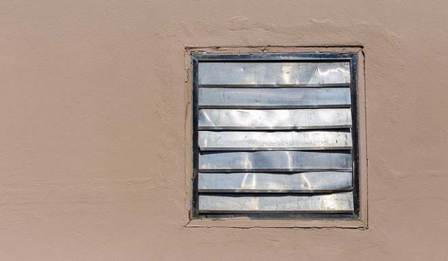 Pamatujte i na účinné odvětrání (ve sklípku by neměl být průvan, větrací otvory tudíž opatřete ventilační klapkou). Řešením je i vyústění „komínků“, tedy větracích šachet zhotovených například z plastové trubky, kameninové roury nebo z keramických komínových vložek (Heluz) atd. opatřených stříškou.