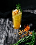 Recept na osvěžující nápoj: 1 l rakytníku, 700 ml vody, 2 ks jablek, cca 7 polévkových lžic cukru (podle chuti). Postup přípravy: Rakytník umyjeme, propláchneme ­studenou vodou a zbavíme nečistot, přidáme vodu, cukr, oloupaná a nakrájená jablka. Promícháme, rozmixujeme a scedíme. Podáváme ­vychlazené.