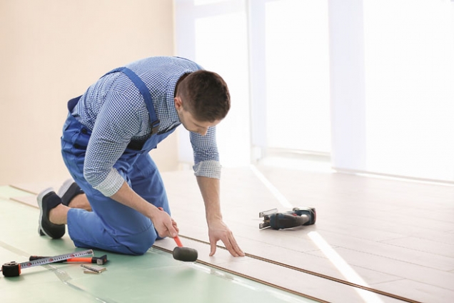 Tam, kde by bylo kladivo příliš razantní, je vhodné využít gumovou či plastovou paličku, která poklepávaný materiál neponičí ani na něm nezanechá nežádoucí stopy.