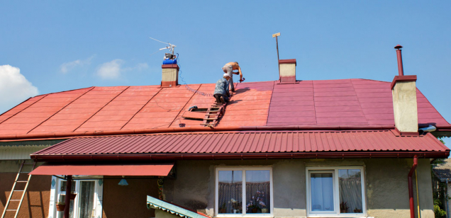 U novostaveb životnost střechy z největší míry určuje už vhodný výběr materiálu střešní krytiny a její správná pokládka. Poněkud větší problém představují střechy dřívějšího data realizace. V každém případě funkčnost a životnost střešní krytiny lze dlouhodobě zajistit jedině efektivní a pravidelnou údržbou. 