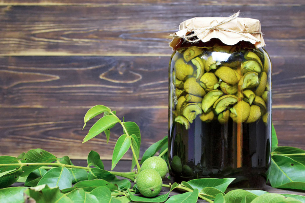 Recept: Nezralé vlašské ořechy nakrájejte na plátky a vložte do velké sklenice spolu se skořicí, hřebíčkem a citronovou kůrou. Vše zalijte vodkou, uzavřete sklenici a nechte ji stát na teplém slunném místě. Po šesti týdnech obsah sceďte, smíchejte s vodou svařenou s cukrem (0,5 l vody a 0,5 kg cukru na litr výluhu). Nechte stát měsíc na stejném místě, poté přesuňte do chladu a nechte uležet nejlépe do jara.