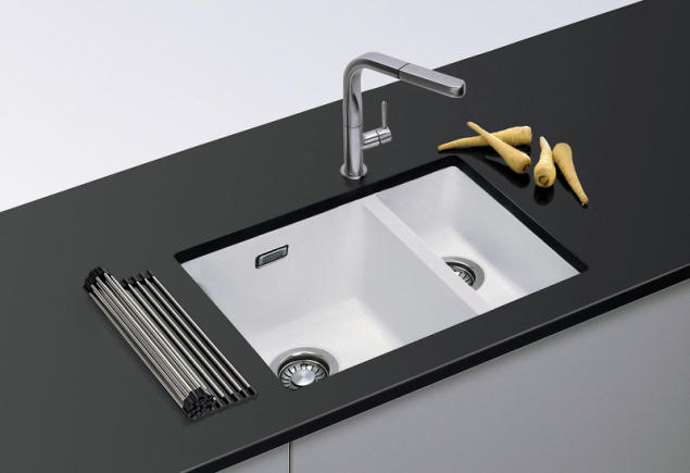 Sirius SID 160/2 z materiálu Tectonite je určen pro instalaci pod desku. Rozměry 560 x 440 mm, hloubka 201 mm (Franke)