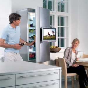 Chladnička CoolMedia má zabudovaný televizní přístroj s vysunovací a nastavitelnou 15" LCD obrazovkou a dvěma reproduktory, možnost připojení videorekordéru, DVD přehrávače, sluchátek či zesilovače. Digitální displej poskytuje přehled o všech funkcích, které jsou dosažitelné s dálkovým ovládáním. Doporučená cena 119 990 Kč (SIEMENS)