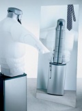Dressman, žehlicí automat na košile, dokonale vyžehlí nebo usuší košile a blůzy během cca 8 minut. Má dvanáct programů (také větrání, sušení a napařování roznošených obleků). Rozměry 45 x 36,5 x 119 cm, váha 28 kg, doporučená cena 35 990 Kč (SIEMENS)