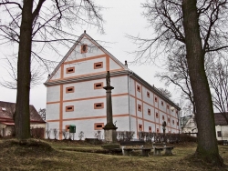 Rekonstrukce historických objektů je vždy  prověrkou kvality použitých nátěrových hmot. Mezi nejpoužívanější patří akrylátové fasádní barvy aplikovatelné na jakýkoliv podklad včetně starých nátěrů 