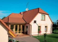 Tvar krovu nebývá v mnoha případech jednoduchý, zvlášť u domů, které mají košatou stavební historii nebo je navrhoval náročný architekt (KM Beta)