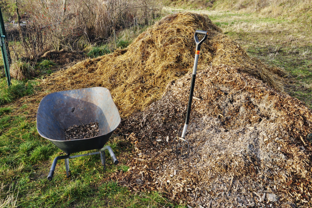 Vždy po sklizni záhon znovu pokryjte organickou hmotou (sláma, slamnatý hnůj, štěpka, dřevěné uhlí, listí). Nepoužívejte seno, z něhož by mohla na záhoně vyklíčit různá semena trav a bylin.