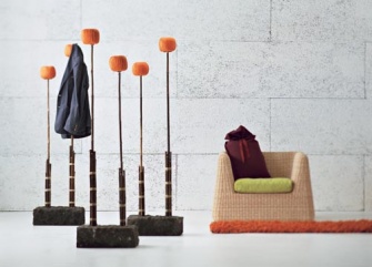 Křeslo Slim (Gervasoni), design Paola Navone, ručně pletený ratan, rozměr 98 x 92 x hl. 40/65 cm, cena od 34 202 Kč, věšák Black 94, bambus, v. 160 cm, cena 13 008 Kč, RANNÝ ARCHITECTS