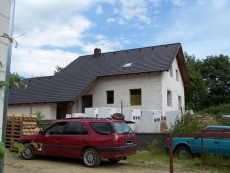 Střešní krytinu zvolila Maruška značky Bramac v černé barvě