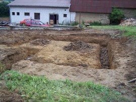 Za dva dny byly základové pasy vykopány