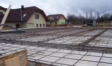 Po nápravě chyby se začal strop betonovat