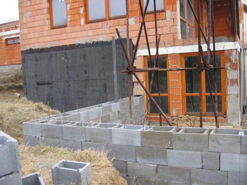 Vnitřní hrubé práce jsou dokončeny, a tak se začalo pracovat venku