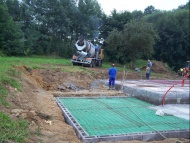  Po natažení kari sítě se deska vylila betonem