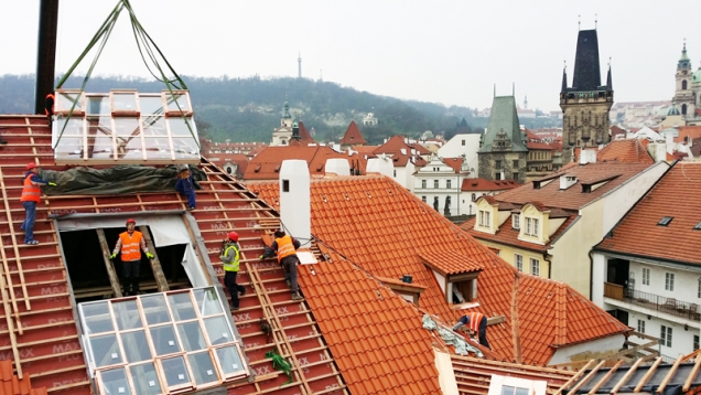 Solara HISTORIK, montáž na střechu Pinkasova paláce na Kampě