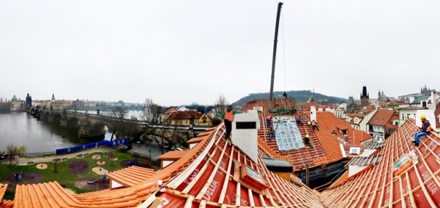 Solara HISTORIK, montáž na střechu Pinkasova paláce na Kampě