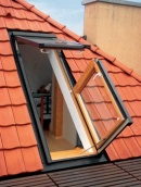 Společnost Solara vyrábí různé modifikace střešních oken. Kromě střešních balkonů to jsou střešní výlezy na terasu BAL II nebo SIDE, který lze ovládat i elektromotorem