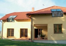 Zajímavým a velmi atraktivním řešením jsou střešní bakony, třeba v podobě Solára SET (Solara)
