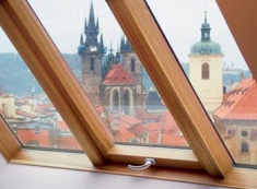 Střešní okna od firmy Solara mají velmi jednoduché ovládání systémem, který využívá jedné půlolivy (kyvná okna), nebo půloliv (okna výklopně překlopná)