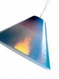 Závěsné svítidlo Solaris od Leucos, zdroj velká baňka E27, 150 W nebo halogen E27, 150 W, opálové sklo v barvě zelené, bílé a tmavě rudé, závěs max. 200 cm, cena 6 374 Kč (ESAGONO)