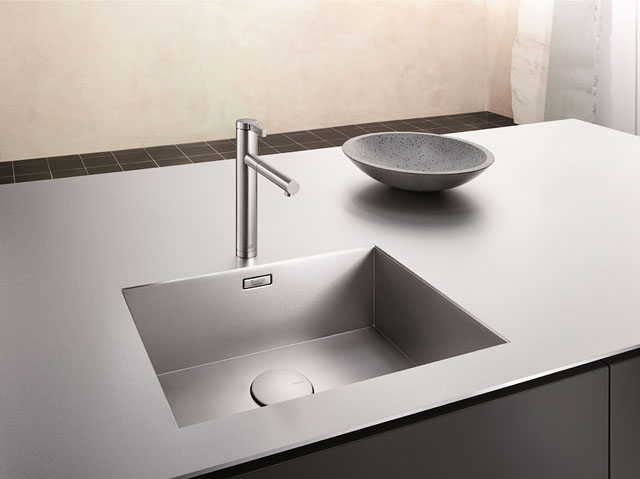Pracovní deska SolidEdge SteelArt (Blanco) s bezespárou integrací dřezové vaničky je dokonale odolná proti vlhkosti a snadno se udržuje. Cena je vždy individuální (ancor.cz)