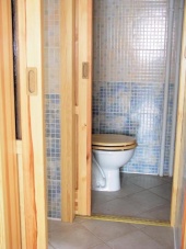 Předsíň, toaleta a koupelna jsou od sebe odděleny praktickými zasunovacími dveřmi