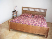 I když v bytě bydlí Soňa zatím sama, velká postel se do budoucna určitě bude hodit
