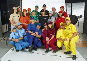 Páry soutěžících o Dům snů ve svých barevně odlišených „bojových uniformách“