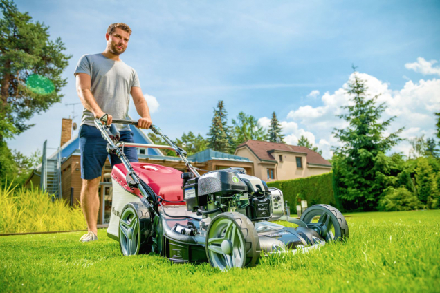 Výkonná benzinová sekačka SP 535 BW EL 4S s elektrickým startérem, 4rychlostní převodovkou a americkým motorem Briggs &amp; Stratton (Foto: Mountfield)