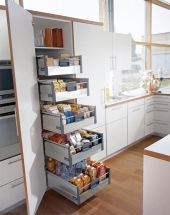 Potravinová skříň je vybavená plnovýsuvnými plastovými koši, BLUM